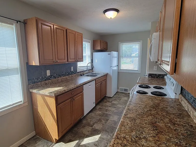 404 E Poplar St — Photo 5