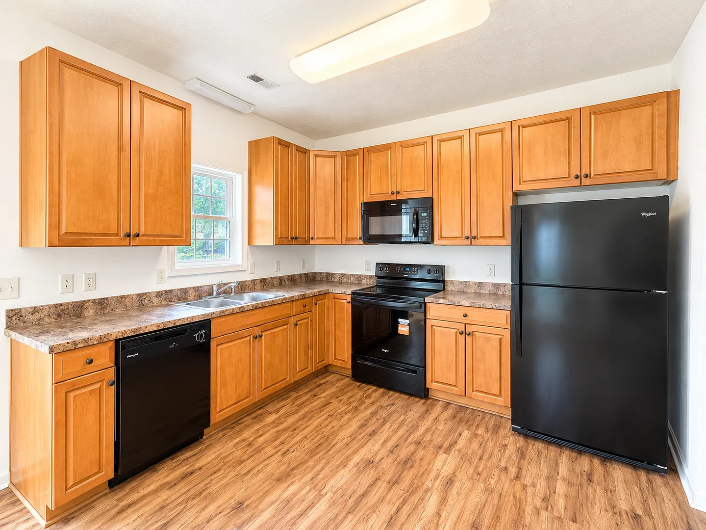 3 Bedroom, 2.5 Bath Two Level Townhouse — Photo 4