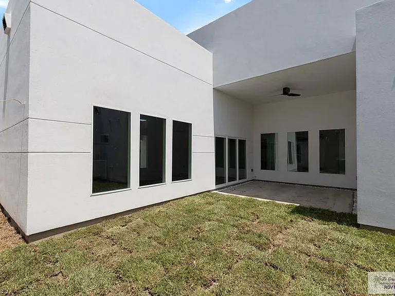 6934 Diamond Cove Dr — Photo 25