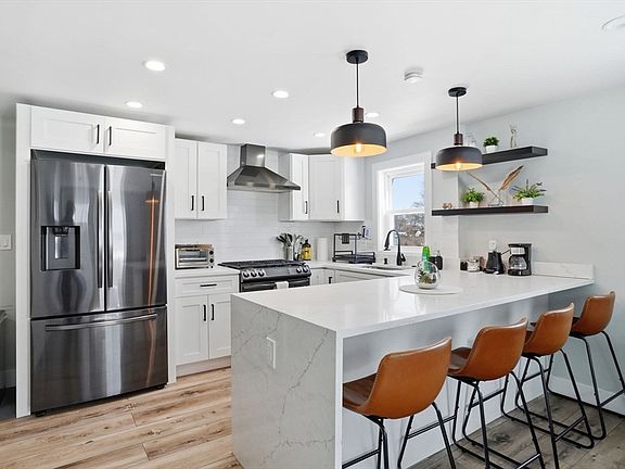 4th image of 498 Beech St