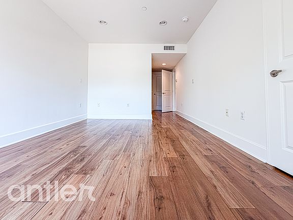 4th image of 834 N Edinburgh Ave #W111