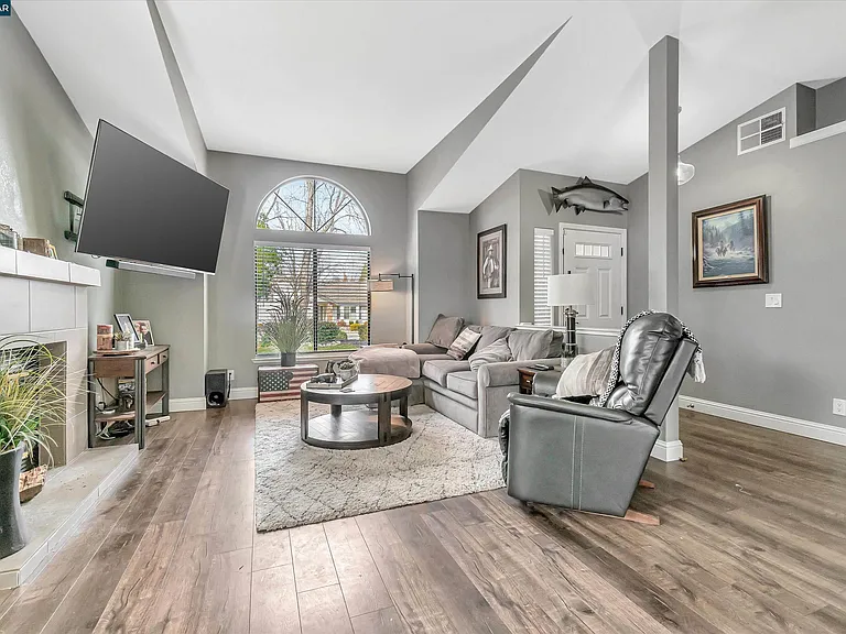1060 Saint Andrews Dr — Photo 6