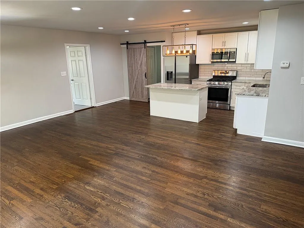 3 bed, 2.5 bath, 1258 sqft, $2,450 — Photo 4