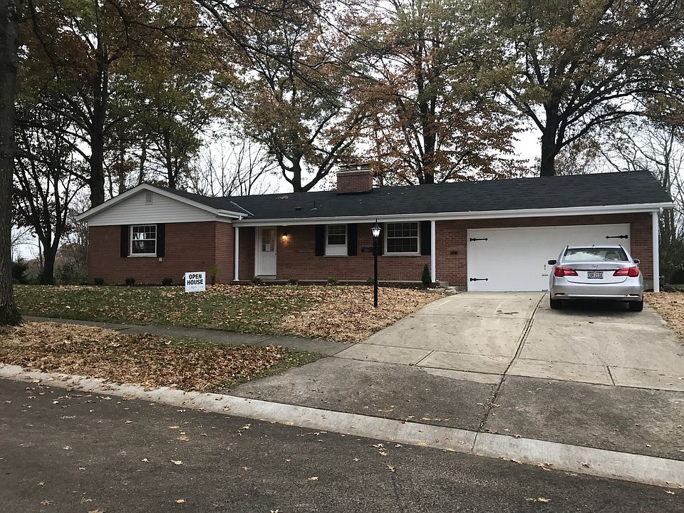 5811 McCray Ct - Front yard