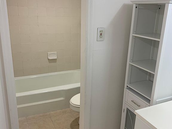 5th image of 600 Georgetown Dr APT A