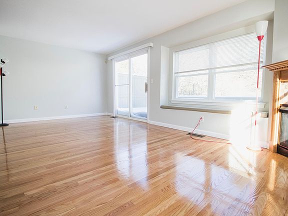 3rd image of 37 John Dr Unit 37
