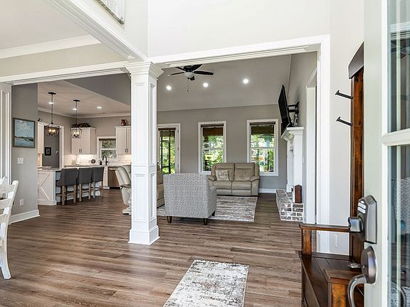 2nd image of 3050 Westowne Cir