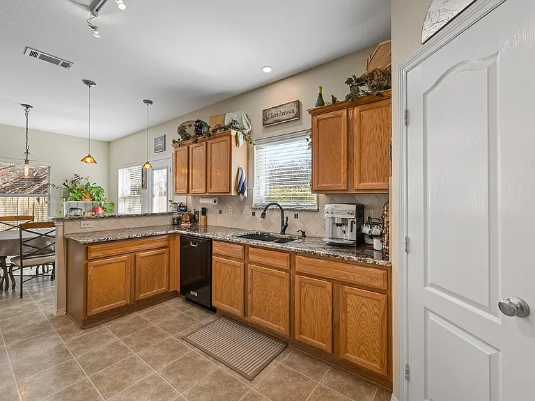 1905 Francis Ct — Photo 7