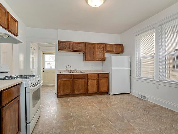 5th image of 2022 Charles St