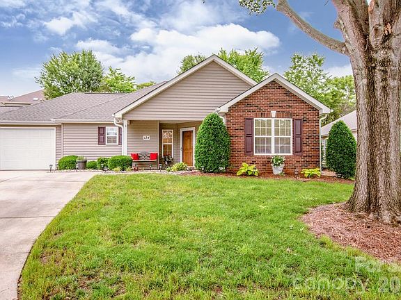 2nd image of 134 Ashwood Ln