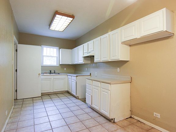3rd image of 1217 W Walker St