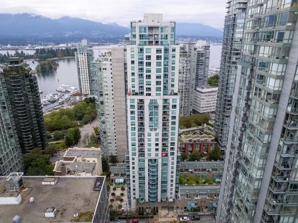 1238 Melville St #1903, Vancouver, BC V6E 4N2
