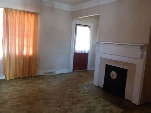 Front room w/hardwood floors