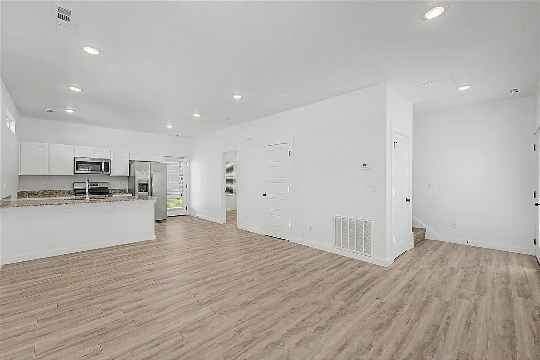 3 bed, 2.5 bath, 1250 sqft, $1,595 — Photo 4
