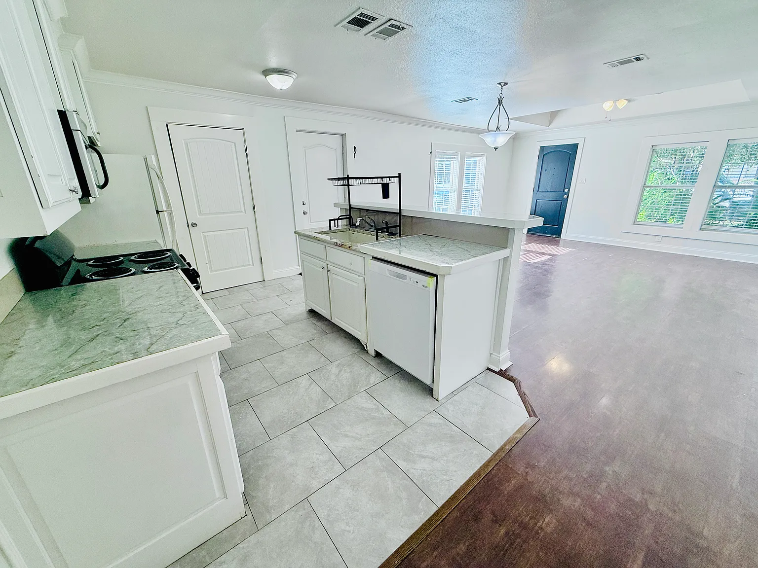 2 bed, 1100 sqft, $1,200 — Photo 4