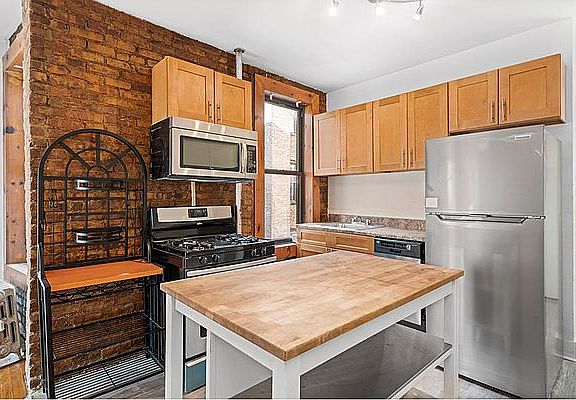 3rd image of 256 Pacific St #4E