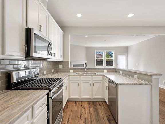 5th image of 178 Ellsworth Manor Dr