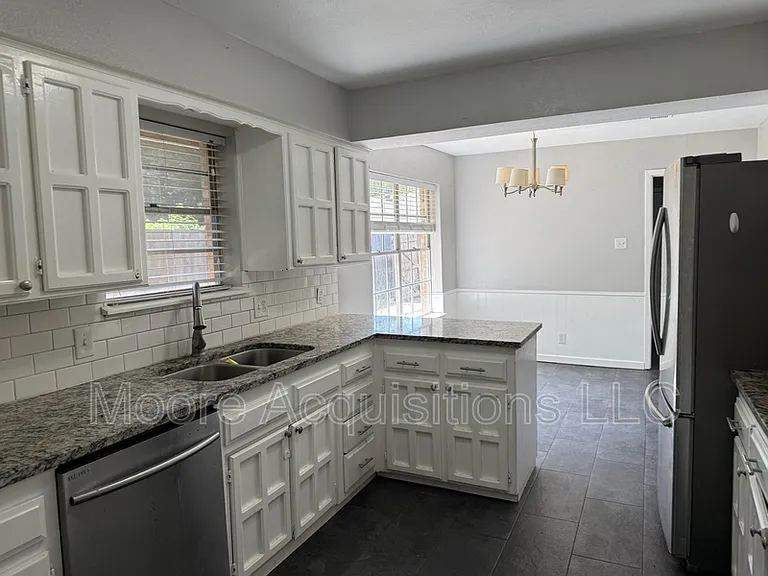 1833 Skyline Dr — Photo 7