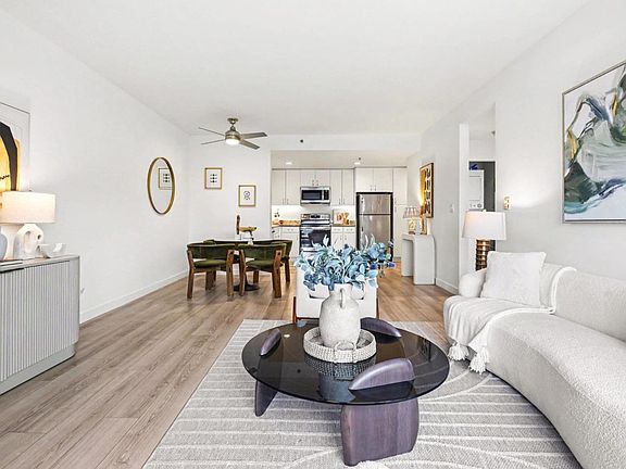 5th image of 260 King St Unit 555