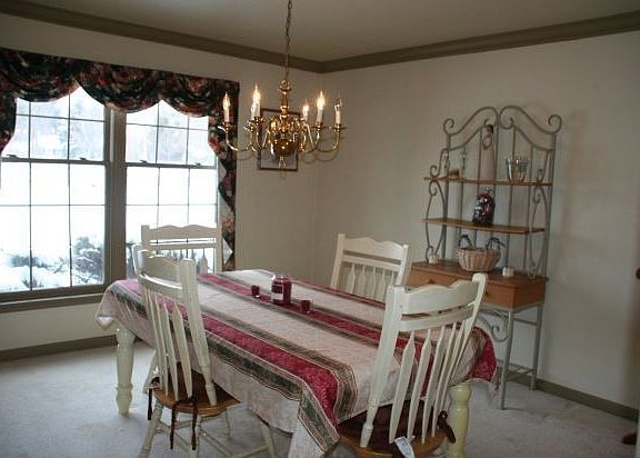 5th image of 135 Wilmont Cir