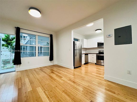 4th image of 960 Bay Dr #912
