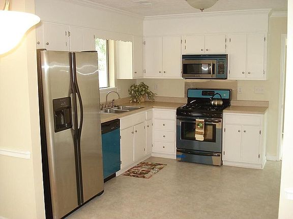 Kitchen Upgraded. Brand New SS Appliances.