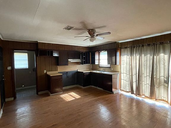 3rd image of 3855 Powell St