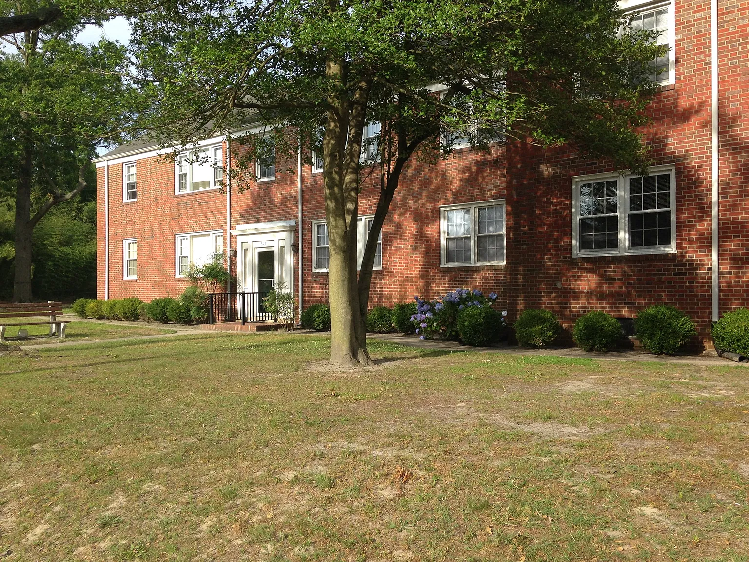 2 bed, 950 sqft, $1,200 — Photo 1