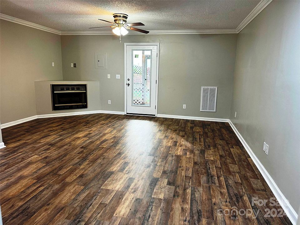 1st image of 1221 Camelot Ct NE