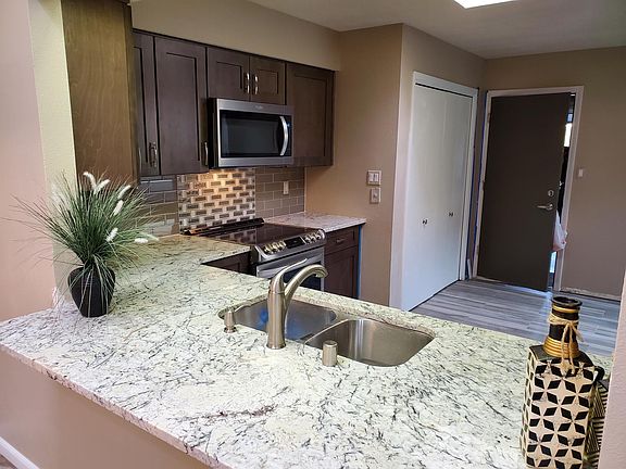 3rd image of 10305 Camino Del Oso NE
