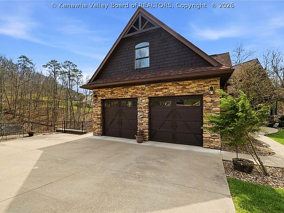 4th image of 132 Cobblestone Blvd