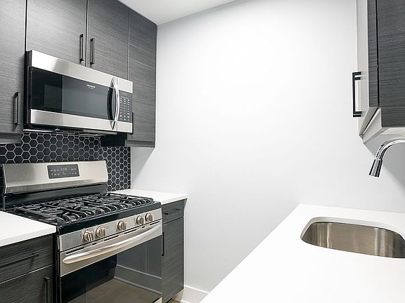 3rd image of 330 W 58th St APT 10G