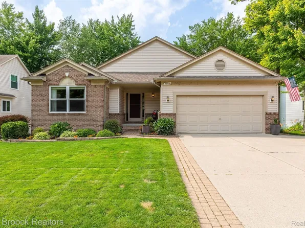 3304 Hickory Dr, Orion, MI 48359