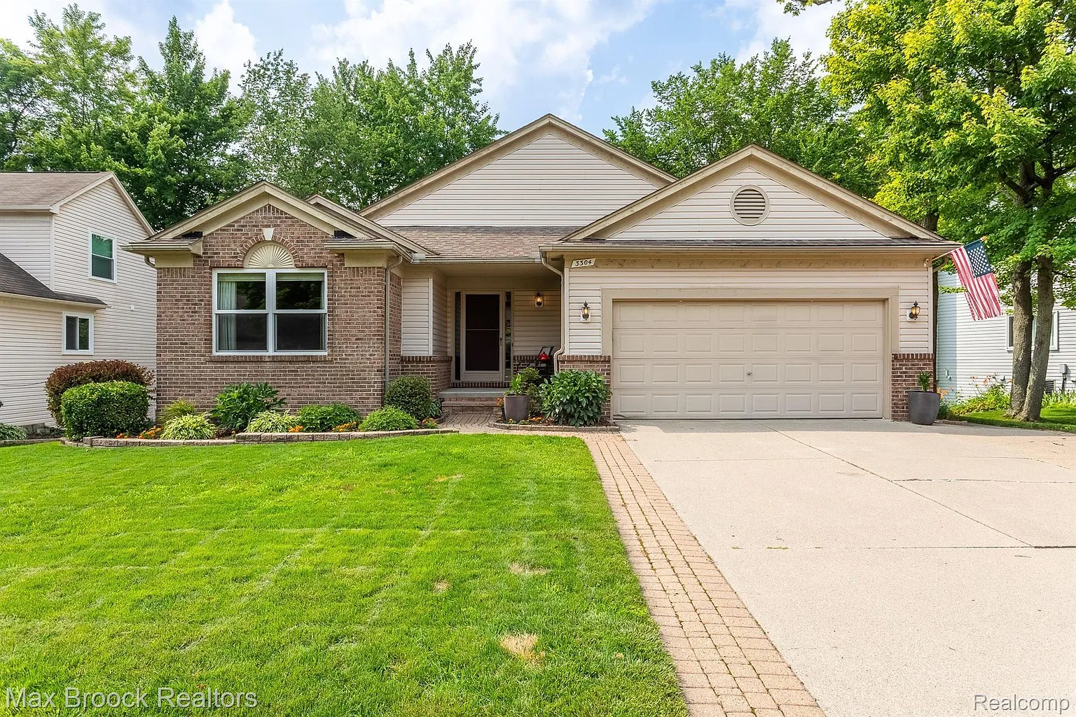 3304 Hickory Dr photo 1