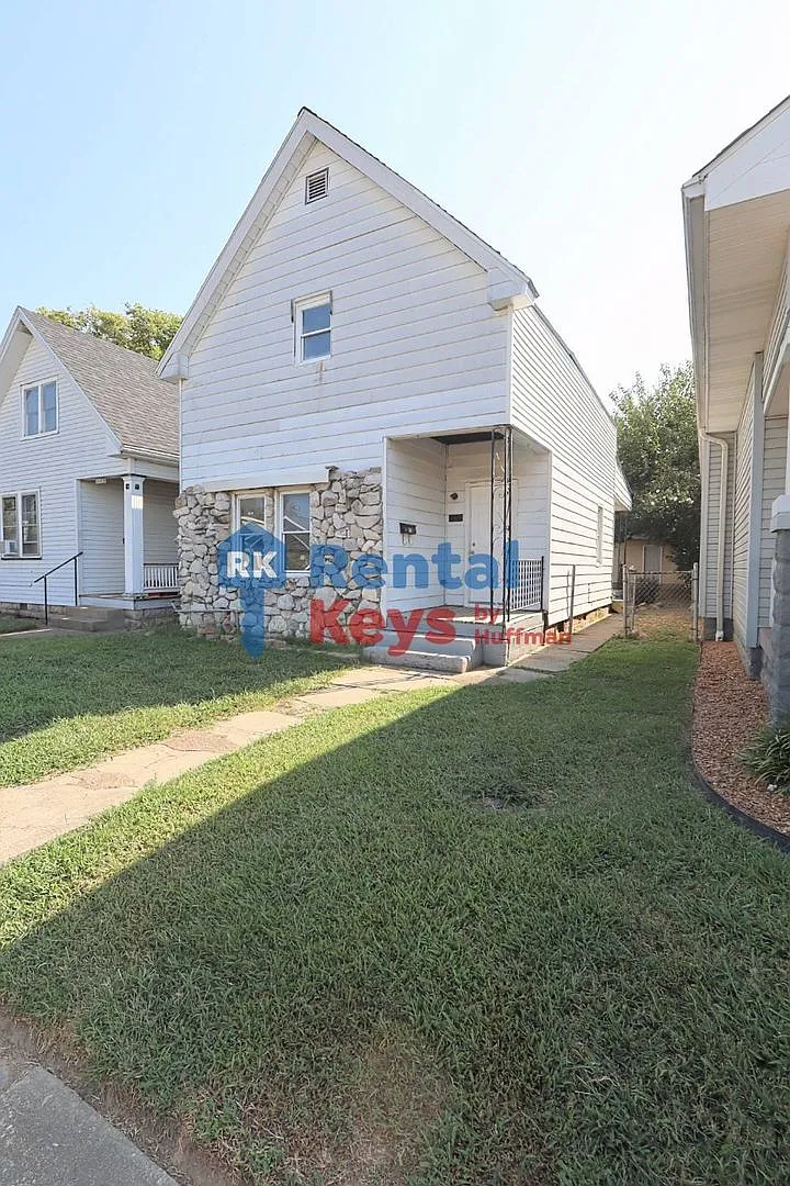 Three Bedroom House | Detached Garage — Photo 1