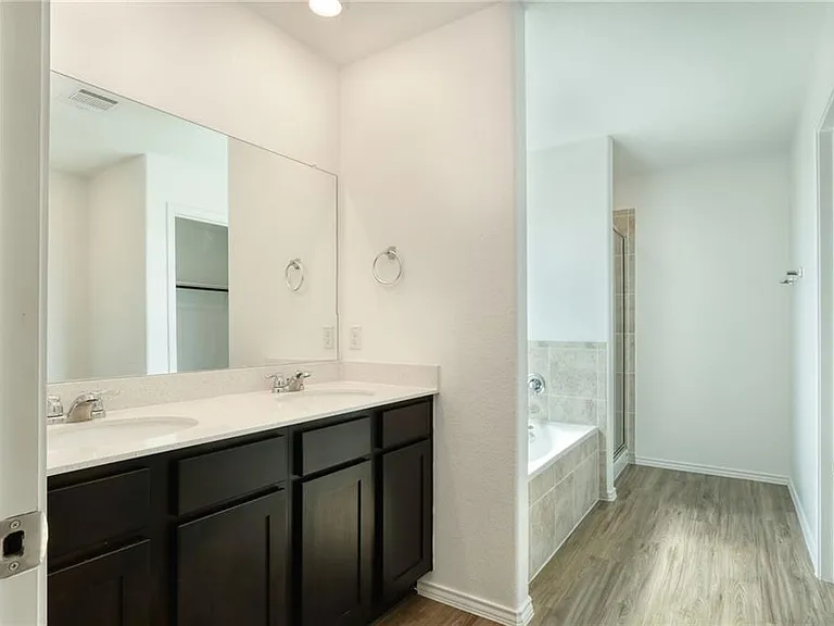 1007 Wolseley Cv — Photo 10
