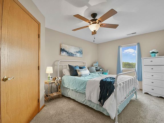 3rd image of 102 Prairie Heights Dr APT 212