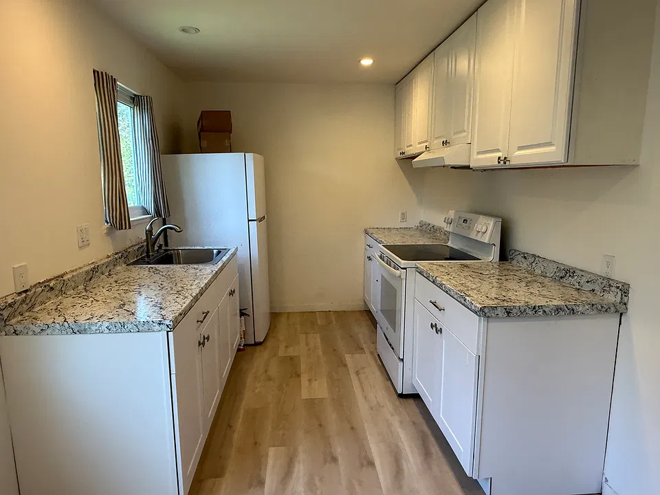 323 Stage Rd #8
