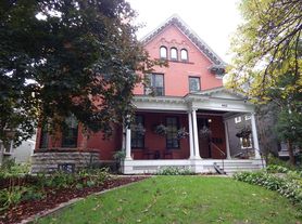 462 Holly Ave, 4 beds  2.0 baths (1000 sqft)