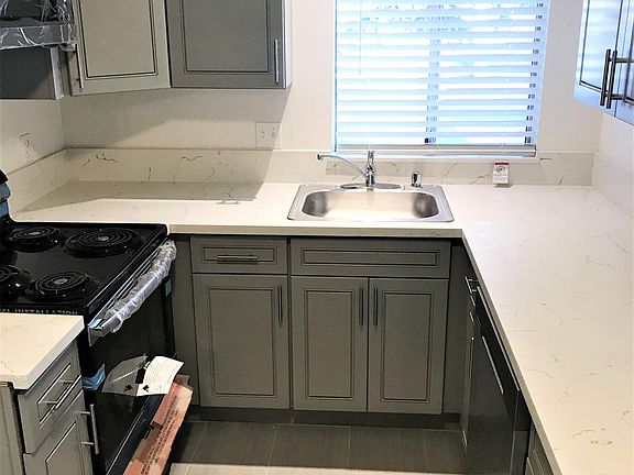 3rd image of 521 N Hill Ave APT 3