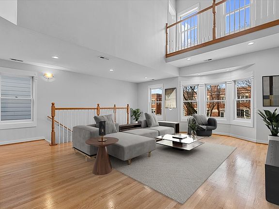 2nd image of 1435 W Wrightwood Ave