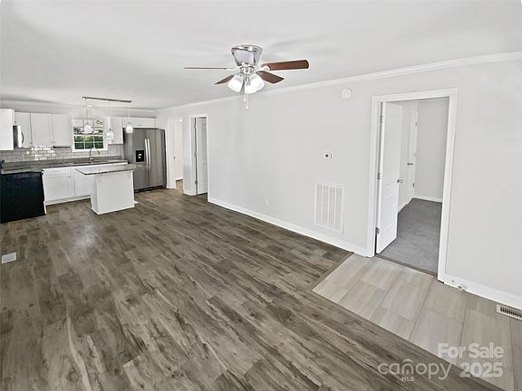 4th image of 905 Brookdale St