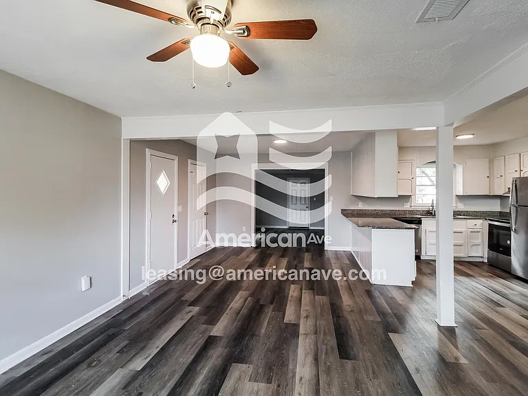 1678182_002_wm_-_living_room_13484772.jpg