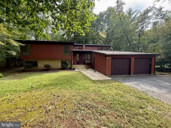 10411 Hunter Ridge Dr, Oakton, VA 22124
