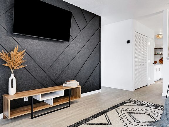 2nd image of 835 S Brownleaf