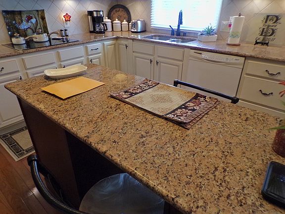5th image of 36 Westwind Blvd