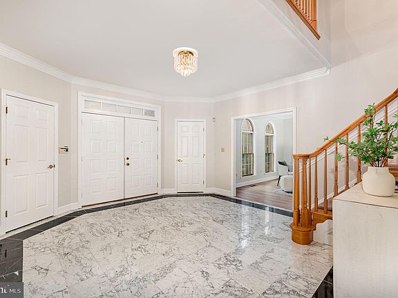 4th image of 1012 Glenangus Dr