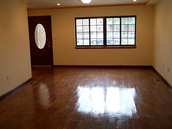 3rd image of 22605 Linden Blvd