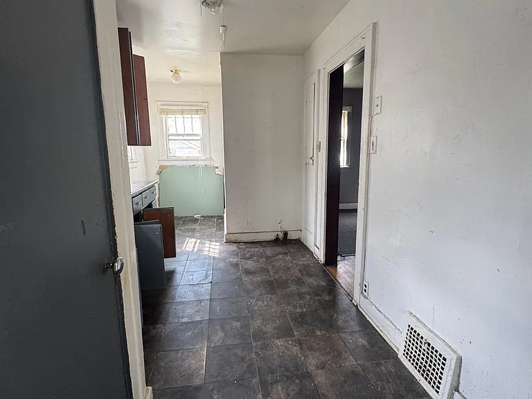 614 E Marengo Ave — Photo 8