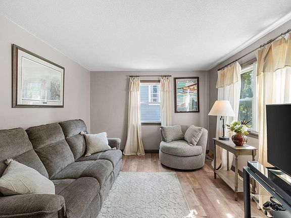 5th image of 404 4th Ave NW